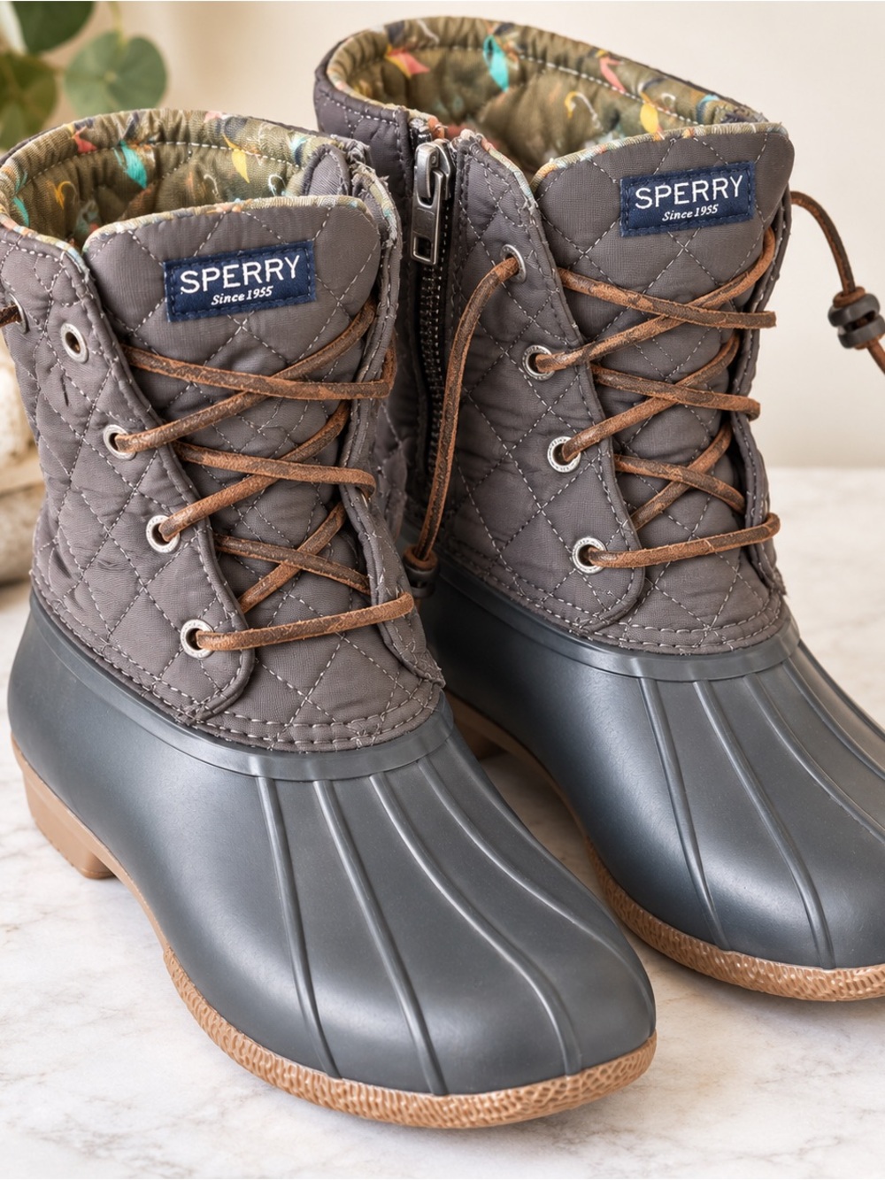 Sperry Women’s Size 8 Gray Quilted Duck Boots Waterproof Rain Boots Zip Lace Up